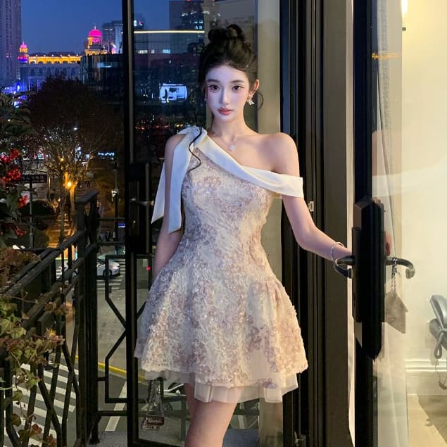 French Party Party ชุดลูกไม้เซ็กซี่ผู้หญิง Slimmer ดูแนวทแยงแขนกุด Strapless A-Line Dress