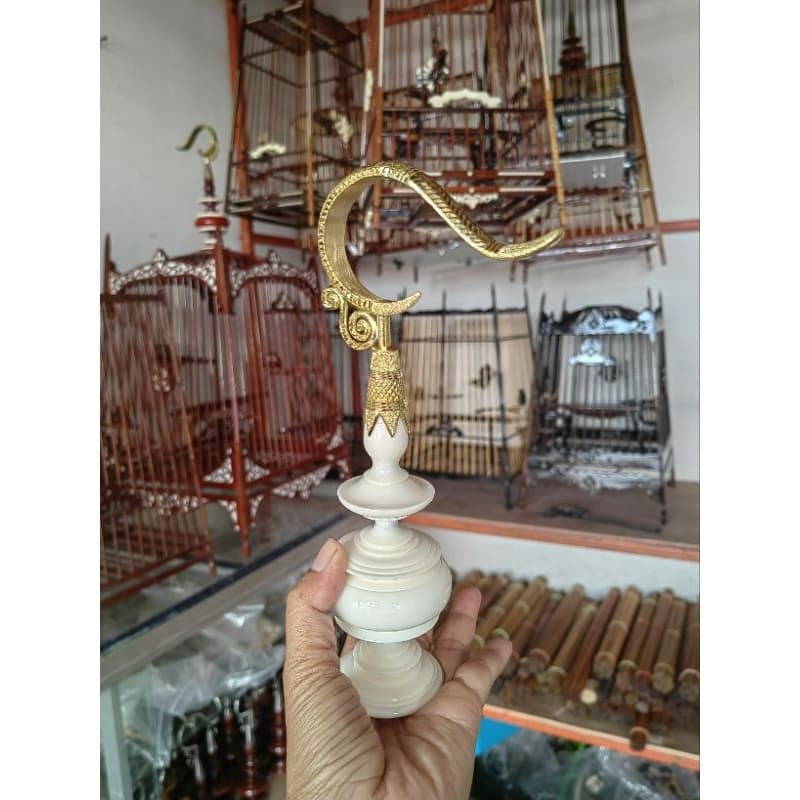 หัวเรซิ่นแกนทองเหลืองสีขาวล้วน พร้อมตะขอท้องปลิงตัวน๊อตสีทอง  ใช้สำหรับใส่หัวกรงนก ท้องแขวนหนา  ขนาดกลาง    งานสวย