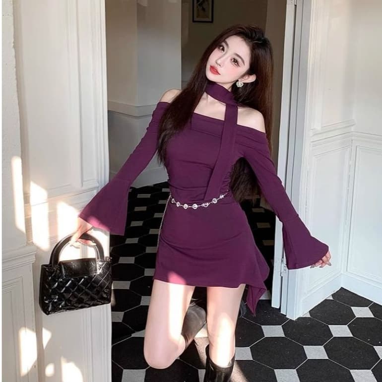 fashiongirl1688 ชุดเดรส สั้น ทรงปาดไหล่ แขนยาว สีม่วง ผ้าเงาสวย ทรงเข้ารูป เสริมบุคลิกให้ดูแพง
