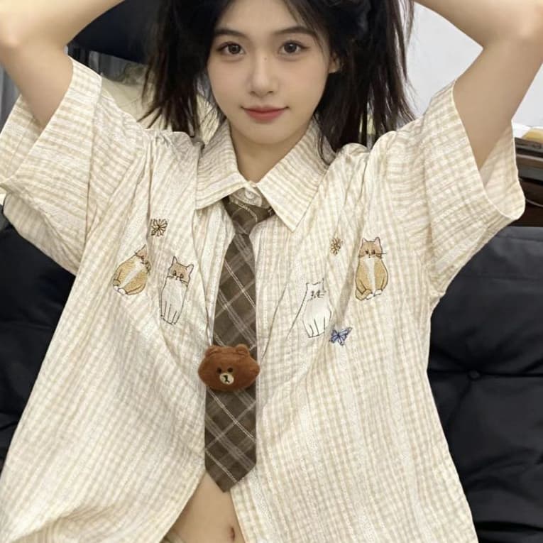 fashiongirl1688 เสื้อเชิ้ต แขนสั้น ลายสก๊อต แถมเนคไท+เข็มกลัดหมีสุดน่ารัก แมทช์ง่าย ใส่ได้ทุกสไตส์