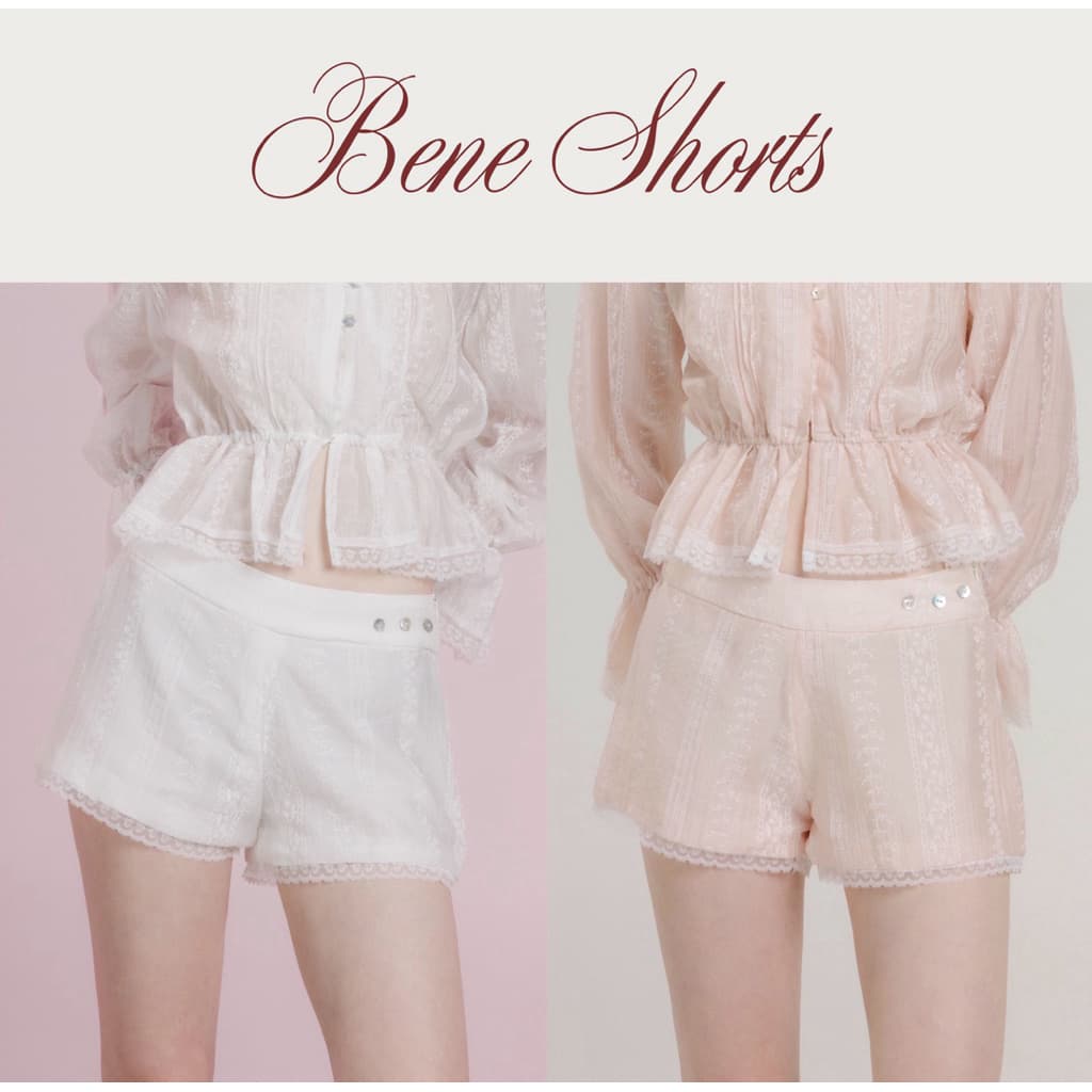 Bene Shorts (รอ 10 วัน) กางเกงขาสั้นเอวกลาง-ต่ำ แต่งขอบชายลูกไม้ ขอบเอวแต่งกระดุม มีซับในทั้งตัว